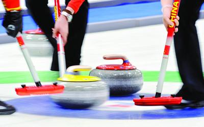 一套冰壶和冰壶个人装备费用高，运动门槛高