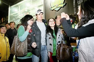  乔尔是女球迷争相合影的对象