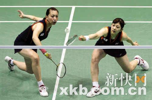 　　你看，穿了裙子也不影响步伐啊。是吗？让我接个球。