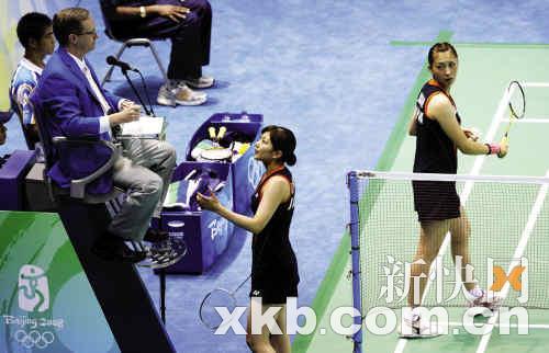 　　裁判，我们可以穿裙装吗？先试试看吧。