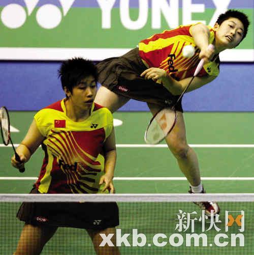 　　杜婧和于洋在2006年的尤伯杯裙装上阵。