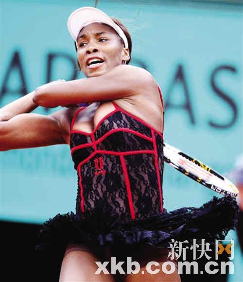 　　欲效仿网球抢眼球，国际羽联强制女球员穿裙装