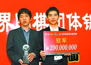 　　李昌镐（左）与李世石