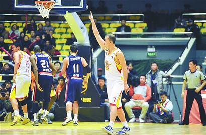 孙杰爆发，黄金男篮赢球。 记者谢永亮 摄□本报记者 李夫杰