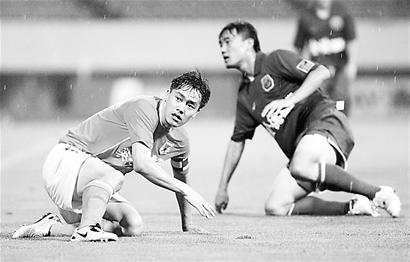 想在家乡踢球的愿望对于矫哲(左)来说越来越远 王锋 摄(本报资料照片)