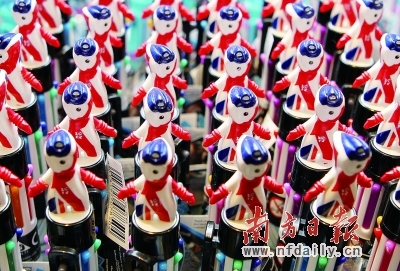 本月12日，在伦敦牛津街上的约翰·路易斯百货商场奥运特许商店内，这是以吉祥物为造型的多色笔。