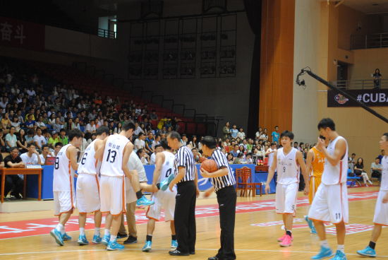 中南大学球员受伤下场