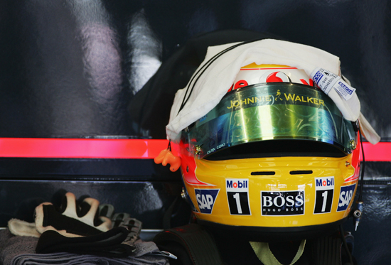 图文-f1英国大奖赛排位赛 汉密尔顿的头盔头罩