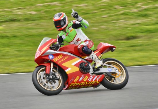 唐俣向观众挥手致意。