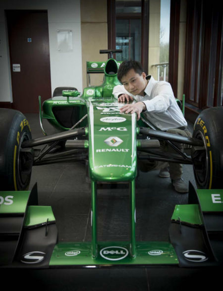 周小徐和卡特汉姆F1赛车(Photo：南安普顿大学)