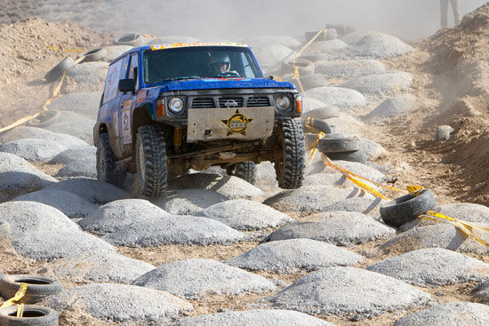 嘉禾兴产润滑油车手许建中驾驶的战车通过“馒头路”