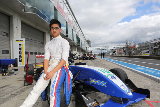 中国车手凌康，现年17岁。图为他在德国F3的照片。