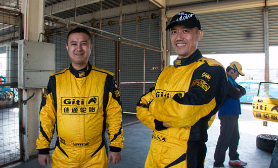 高英哲（左）与吴吉祥