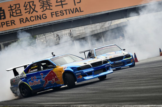 两位红牛赞助车手邓智仑和费德里科在四分之一决赛中狭路相逢