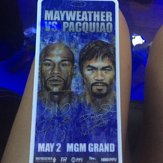 妮可-舍辛格率先秀出拳赛门票的照片