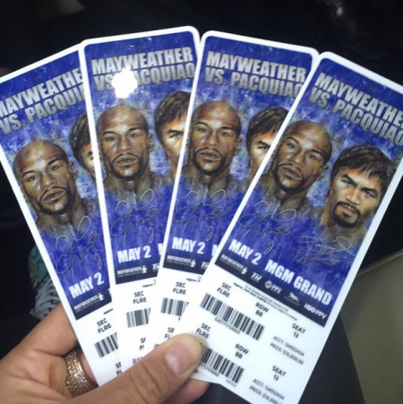 汉密尔顿秀出拳赛门票的照片，露出戒指