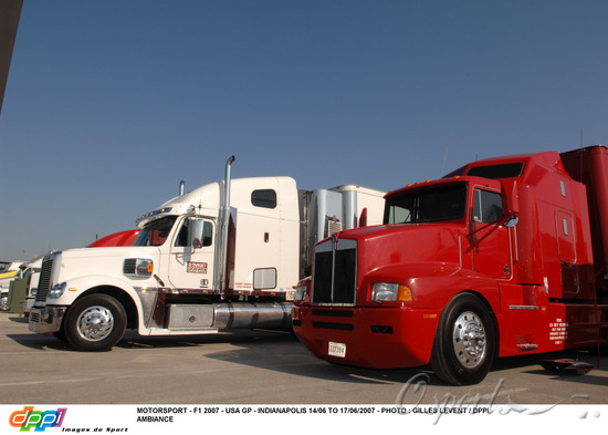 图文f1美国大奖赛周四即景场外停着美式重型卡车