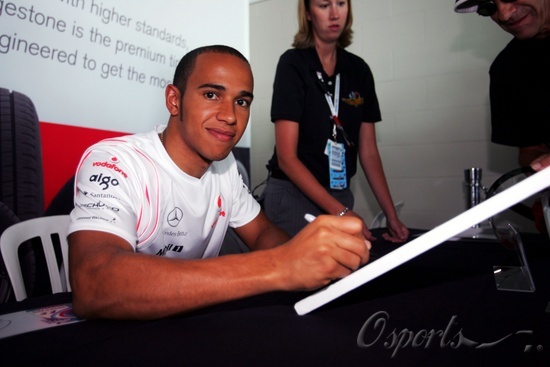 图文f1美国大奖赛周四即景汉密尔顿亲笔签名