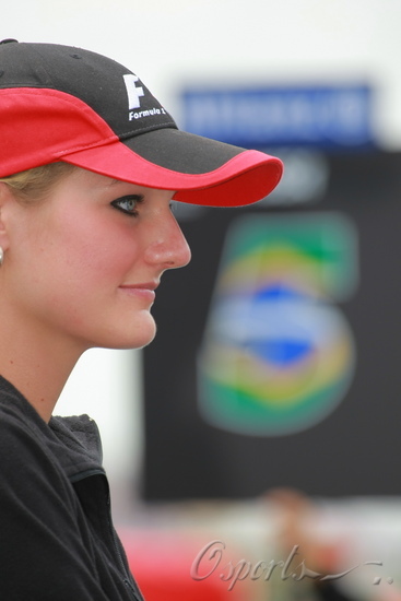 图文-F1法国站赛车女郎 官方举牌女清秀的脸庞_赛车-F1_NIKE新浪竞技风暴_新浪网