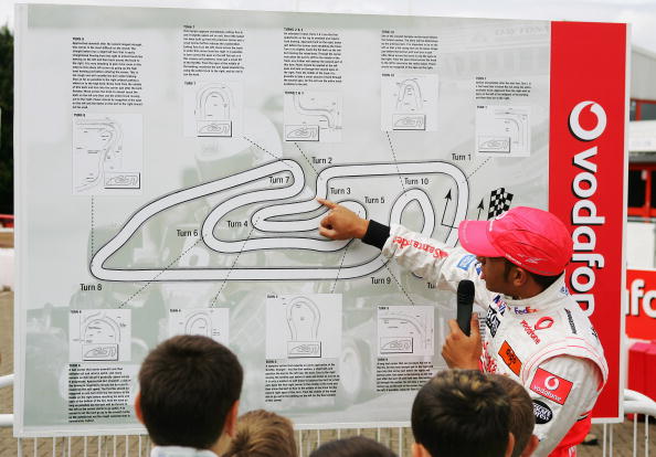 图文汉密尔顿英国玩卡丁车讲解弯道有没有技巧