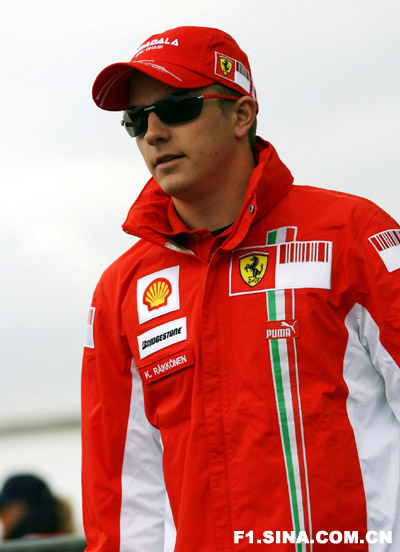 图文f1车手亮相银石赛道莱科宁穿上队服游走