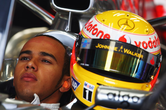 图文f1英国站首次练习赛汉密尔顿戴头罩特写1