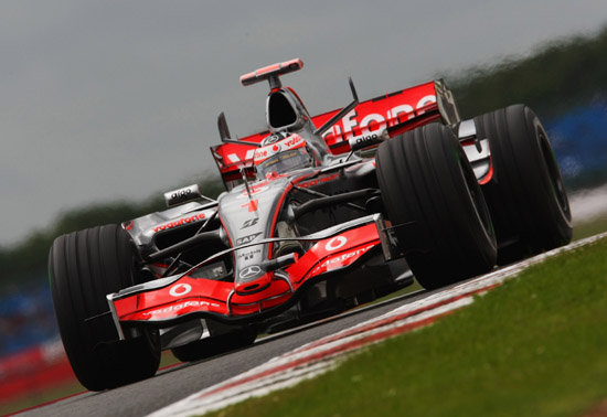 图文-f1英国站第二次练习 阿隆索驾驶银箭驶来