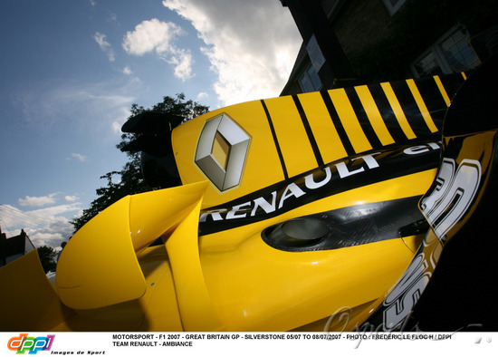 图文-雷诺f1车队30年纪念版 引擎盖上有雷诺logo