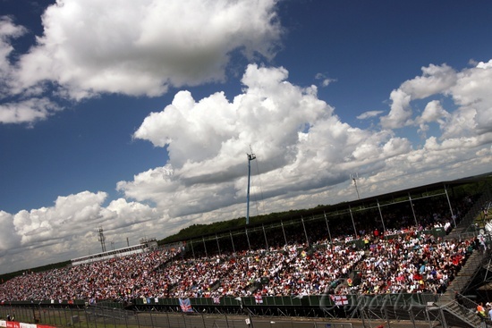 图文f1英国大奖赛排位赛蓝天白云下观众爆满