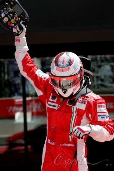 芬兰车手莱科宁通过两次进站先后超过两位迈凯轮车手后取得分站冠军