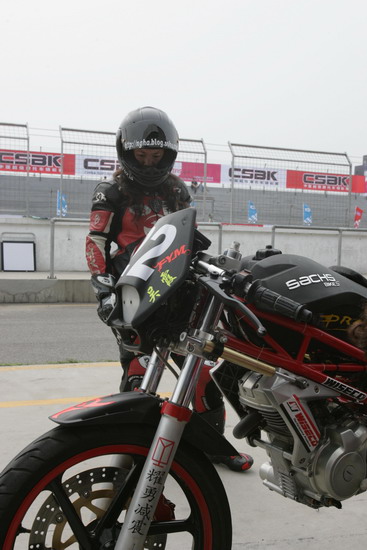 图文csbk北京站排位赛飞鹰女车手吴霞