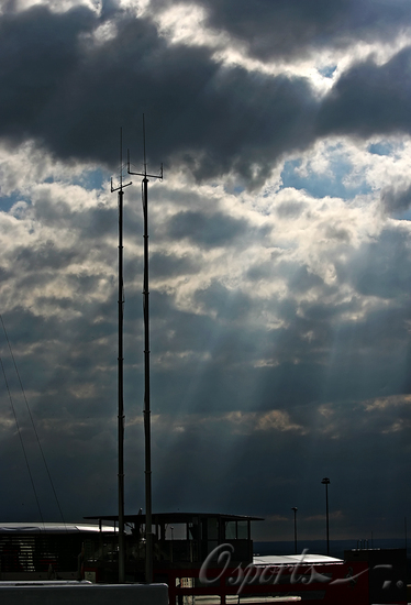 图文f1欧洲站的第三次练习阳光穿透乌云