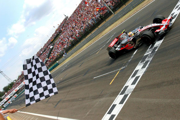 图文f1匈牙利大奖赛正赛汉密尔顿冲过终点瞬间