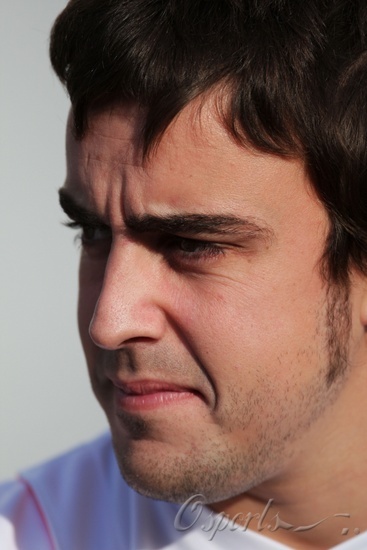 图文-f1意大利站围场众生相 阿隆索紧锁的眉头