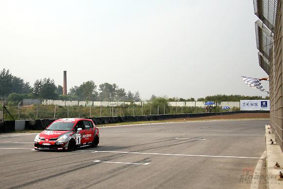 图文全锦赛北京站1600cc组郭海生冲过终点瞬间