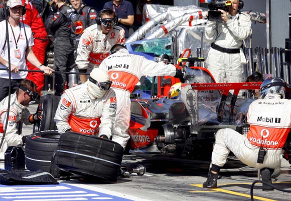 图文-f1意大利站排位赛 迈凯轮为汉密尔顿换胎