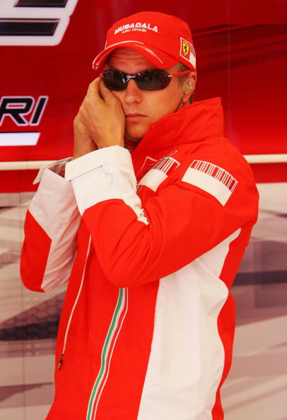 图文-f1比利时站排位赛 莱科宁整理耳塞上阵