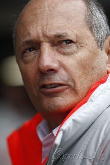 图文-f1日本站排位赛 迈凯轮老板丹尼斯