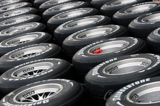 图文-f1中国站周四赛场扫描 崭新的普利司通轮胎