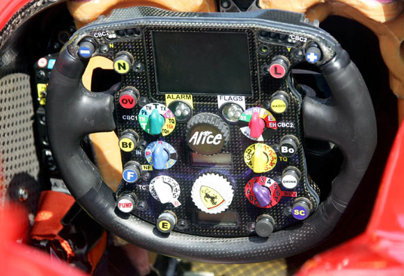图文-f1中国站周四精彩图片 法拉利战车的方向盘