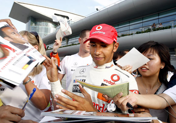 图文-f1中国大奖赛排位赛 汉密尔顿为车迷签名