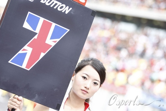 图文-F1中国大奖赛正式比赛 靓妹为帅哥巴顿举牌_赛车-F1_NIKE新浪竞技风暴_新浪网