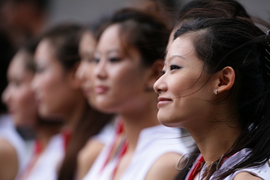 F1中国大奖赛举牌女郎 组成一道靓丽的风景线 - =风驰电掣= 足球吧