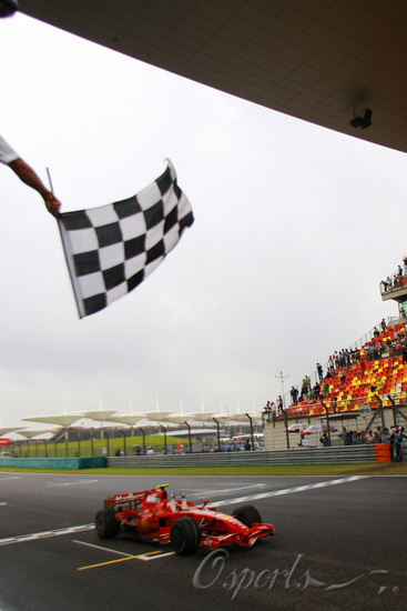 图文-f1中国大奖赛正式比赛 莱科宁冲过终点瞬间