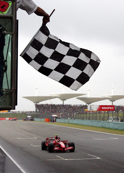 图文f1中国站正赛精彩图片莱科宁率先冲过终点