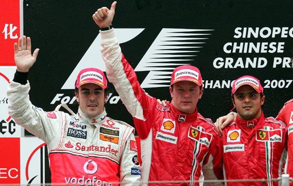 图文-F1中国站正赛精彩图片 前三名车手领奖台合影_赛车-F1_NIKE新浪竞技风暴_新浪网