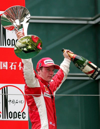 图文-f1中国站正赛精彩图片 冠军莱科宁高举冠军奖杯