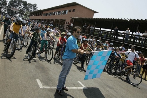 图文-马萨出席慈善活动 马萨准备挥旗开始比赛