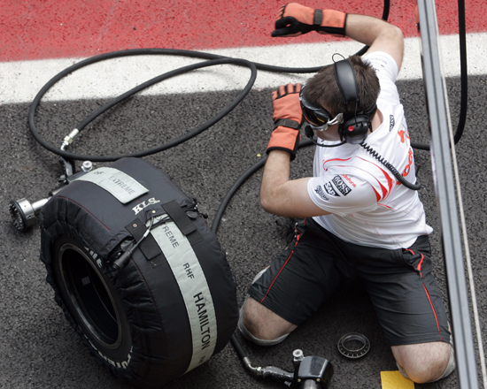图文-f1车队备战2007收官站 银箭技师换胎姿势优雅_赛车-f1_nike新浪