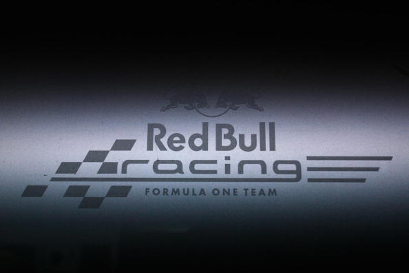 图文-f1巴西站首次练习红牛车队的logo特写